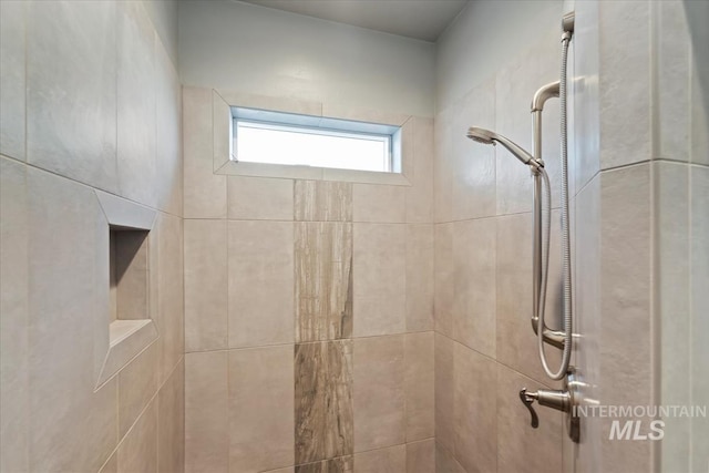 bathroom featuring a tile shower