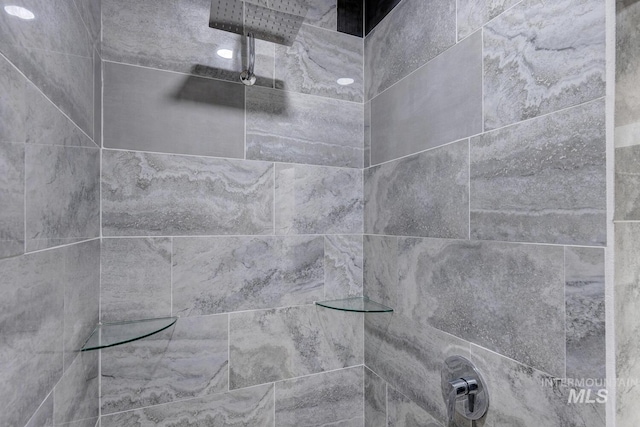 1113 W Blaine Ave, Nampa, ID 83651 - room details featuring tiled shower