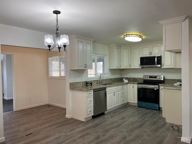 kitchen featuring decorative light fixtures, an inviting chandelier, dark hardwood / wood-style floors, stainless steel appliances, and sink