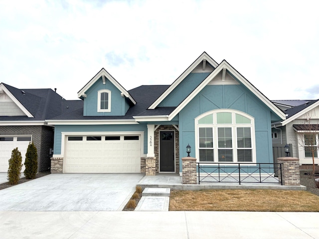 view of front facade featuring driveway