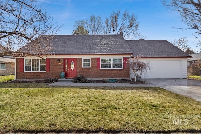 view of front of property featuring driveway, roof with shingles, a front yard, a garage, and brick siding