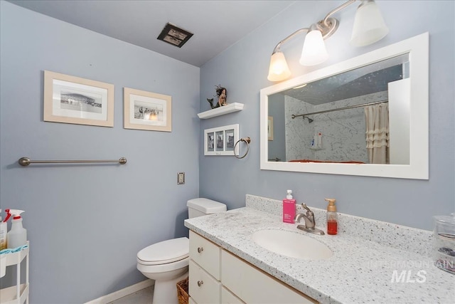 full bath with curtained shower, toilet, and vanity