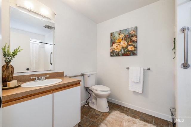 full bath with visible vents, curtained shower, baseboards, toilet, and vanity