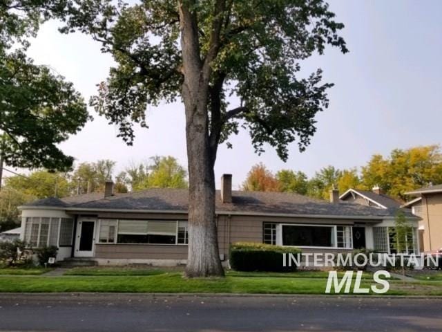 single story home featuring a front yard