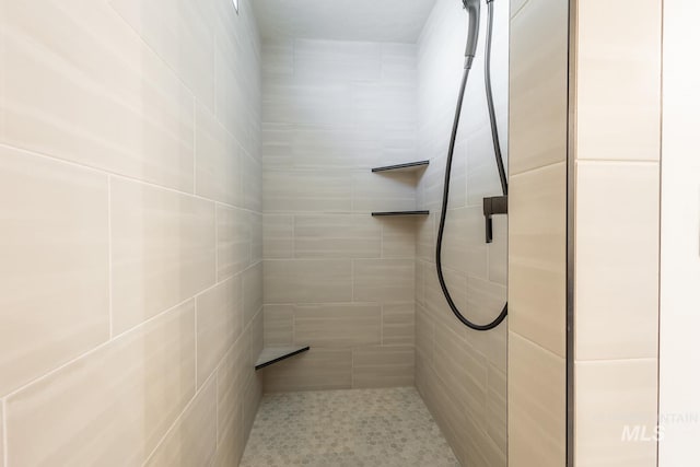 bathroom featuring tiled shower