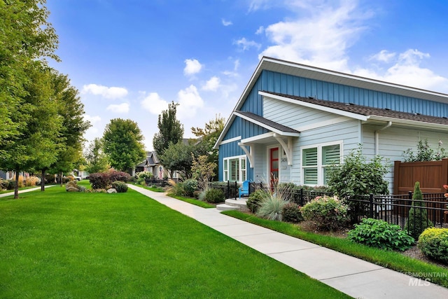 craftsman-style home featuring a front yard