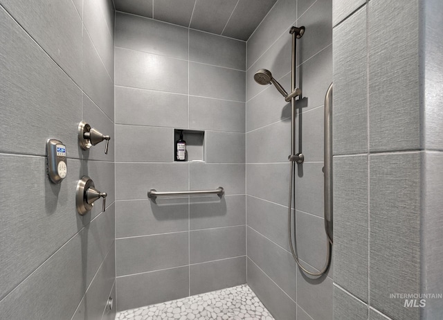 bathroom featuring a tile shower