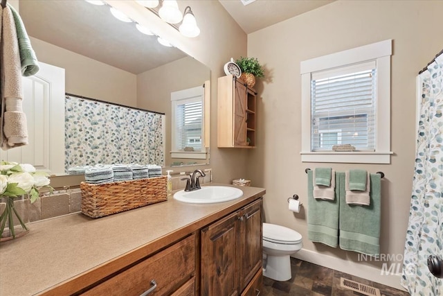 bathroom with visible vents, toilet, curtained shower, an inviting chandelier, and vanity