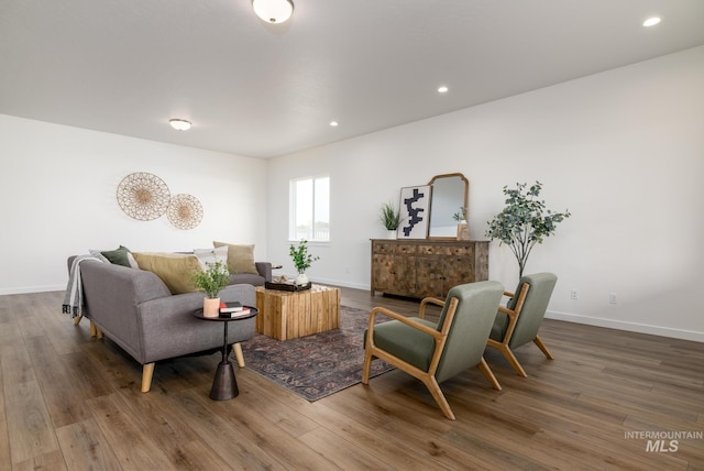 living area featuring recessed lighting, wood finished floors, and baseboards