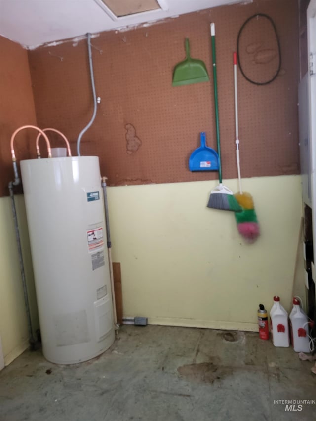 240 N D St, Orofino, ID 83544 - utility room with electric water heater