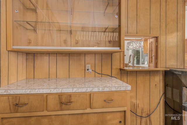 1040 N Pennsylvania Ave, Fruitland, ID 83619 - detailed view of wooden walls