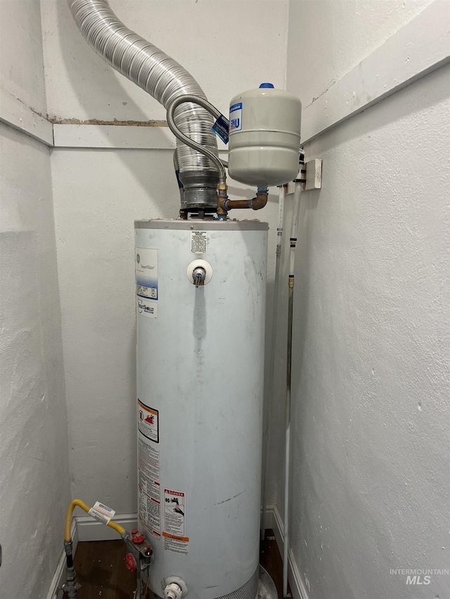 195 SE 2nd St, Ontario, OR 97914 - utility room featuring gas water heater