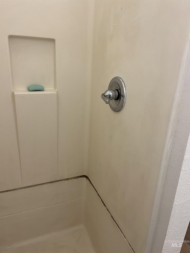 195 SE 2nd St, Ontario, OR 97914 - room details with a shower