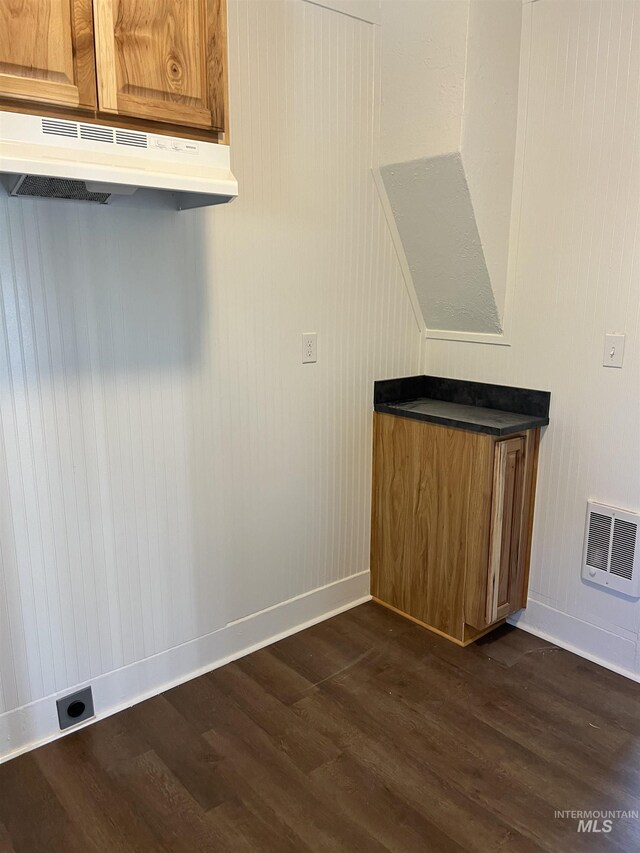 195 SE 2nd St, Ontario, OR 97914 - clothes washing area with dark hardwood / wood-style flooring