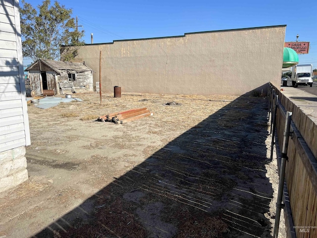 view of yard with a storage unit