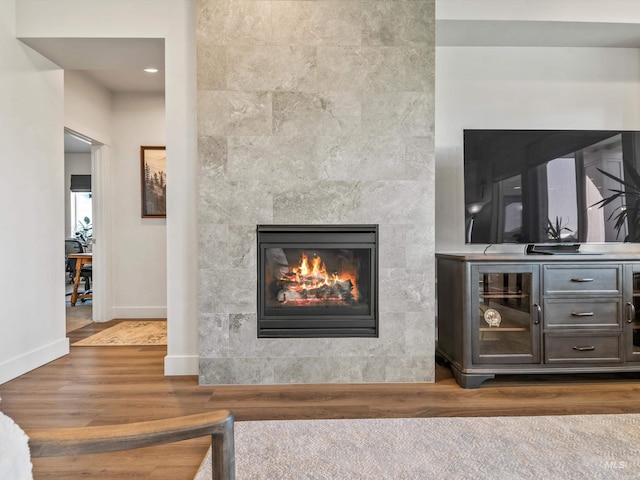 10366 Loneleaf Dr, Nampa, ID 83687 - living area featuring wood finished floors, baseboards, a tile fireplace, and recessed lighting