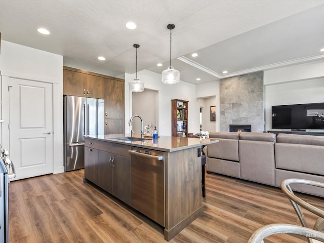 10366 Loneleaf Dr, Nampa, ID 83687 - kitchen featuring appliances with stainless steel finishes, a sink, wood finished floors, an island with sink, and recessed lighting