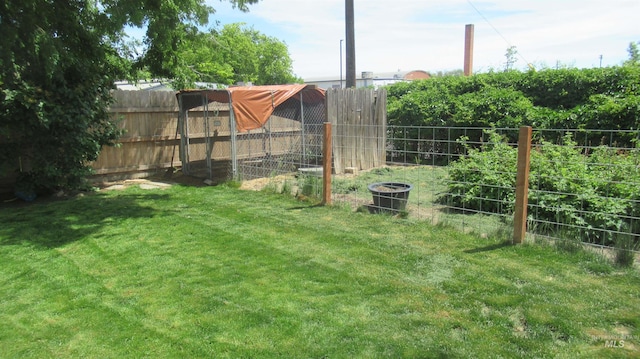 1112 W D St, Vale, OR 97918 - view of yard featuring exterior structure and an outbuilding
