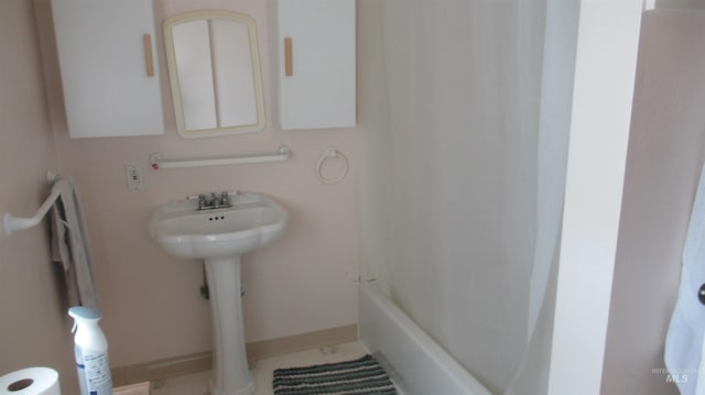 1112 W D St, Vale, OR 97918 - full bath featuring a sink and baseboards