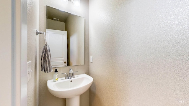 161 S Baraya Way, Meridian, ID 83642 - bathroom featuring a textured wall and a sink