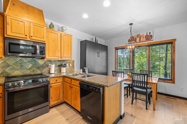 7 Golden Bench Ct, Donnelly, ID 83615 - kitchen with appliances with stainless steel finishes, a peninsula, a chandelier, light wood-style flooring, and backsplash