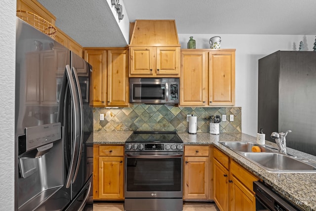 7 Golden Bench Ct, Donnelly, ID 83615 - kitchen with black appliances, backsplash, and a textured ceiling