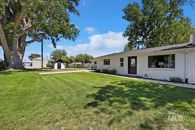 view of yard featuring a shed