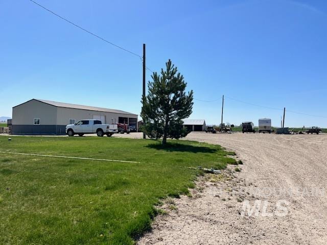 view of yard with an outbuilding