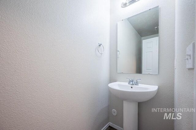 13513 Palm Bch, Caldwell, ID 83607 - bathroom featuring a sink