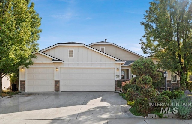 view of front of house featuring a garage