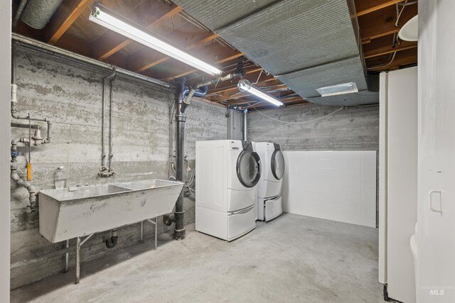 laundry area featuring sink and washer and clothes dryer