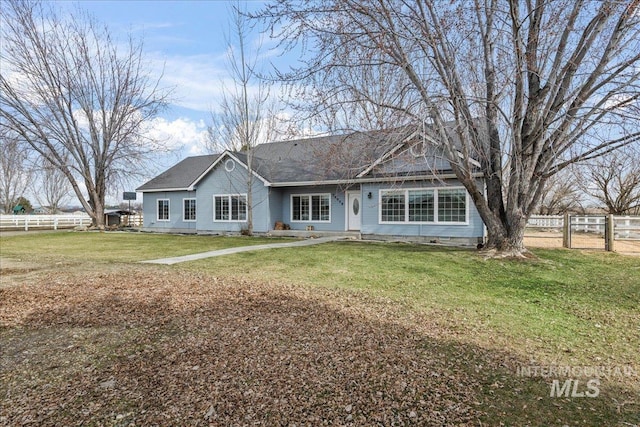 view of front of property featuring a front yard and fence