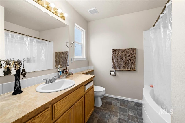 bathroom with vanity, a shower with shower curtain, baseboards, visible vents, and toilet