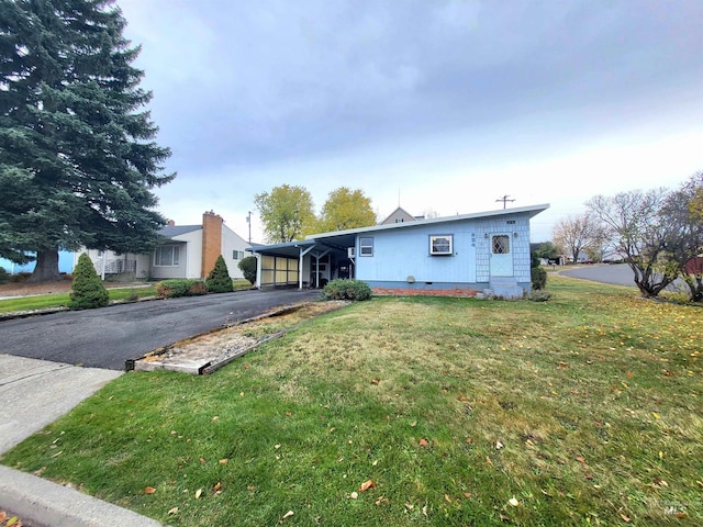 view of front of house featuring a front lawn and a carport