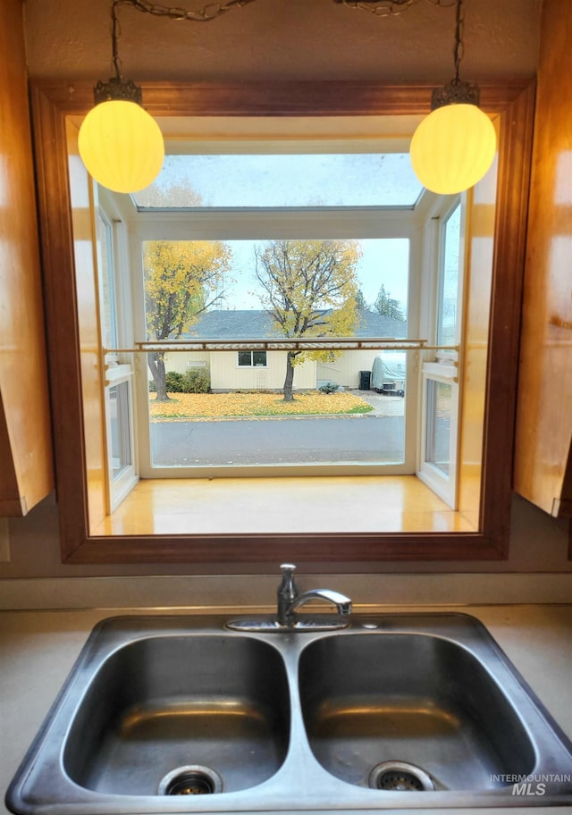 interior details featuring decorative light fixtures and sink