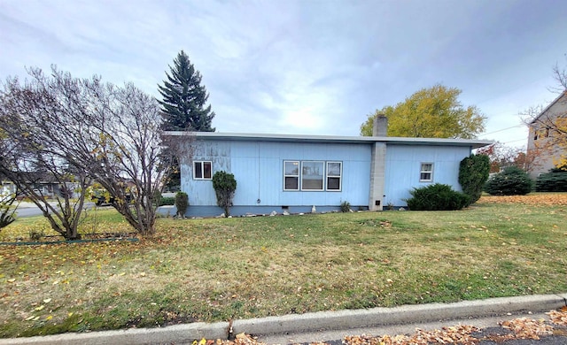 view of front of property featuring a front lawn