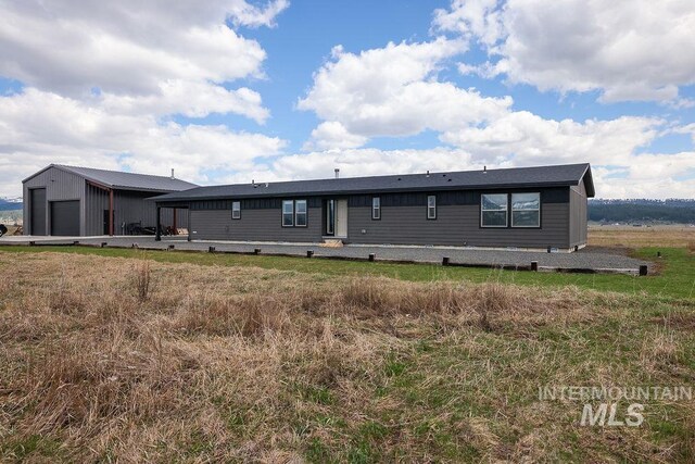manufactured / mobile home with a garage