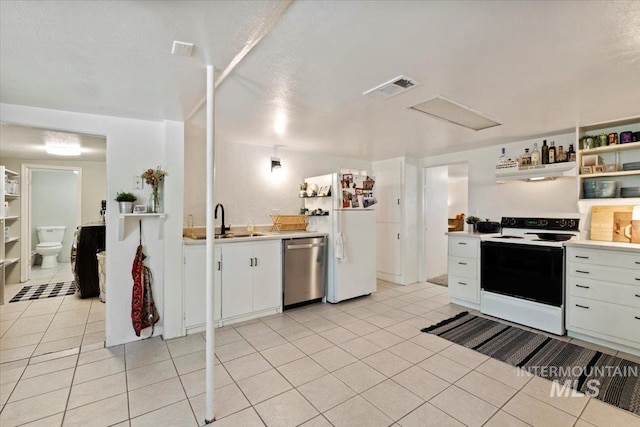 kitchen with visible vents, a sink, light countertops, under cabinet range hood, and white appliances