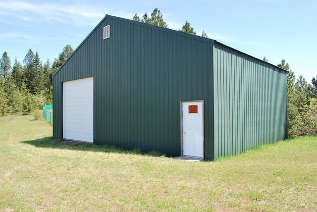 view of outdoor structure with an outdoor structure