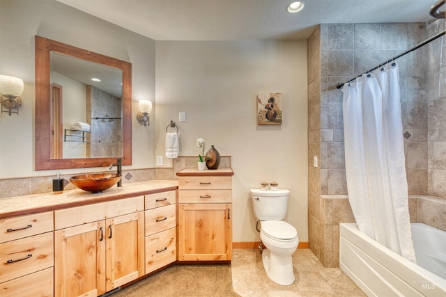 bathroom with vanity, recessed lighting, toilet, shower / bath combo with shower curtain, and baseboards