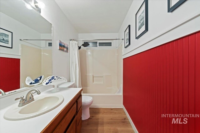 full bath featuring vanity, shower / bath combo with shower curtain, toilet, and wood finished floors