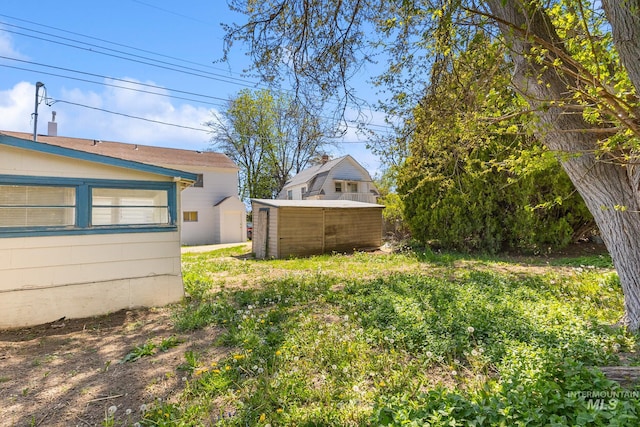 view of yard featuring a storage unit and an outdoor structure