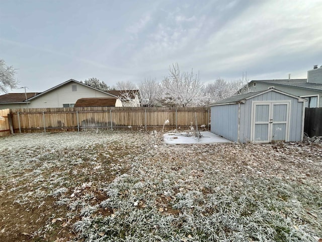 view of yard with a shed