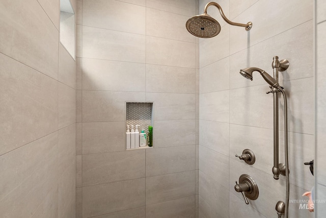 bathroom featuring a tile shower