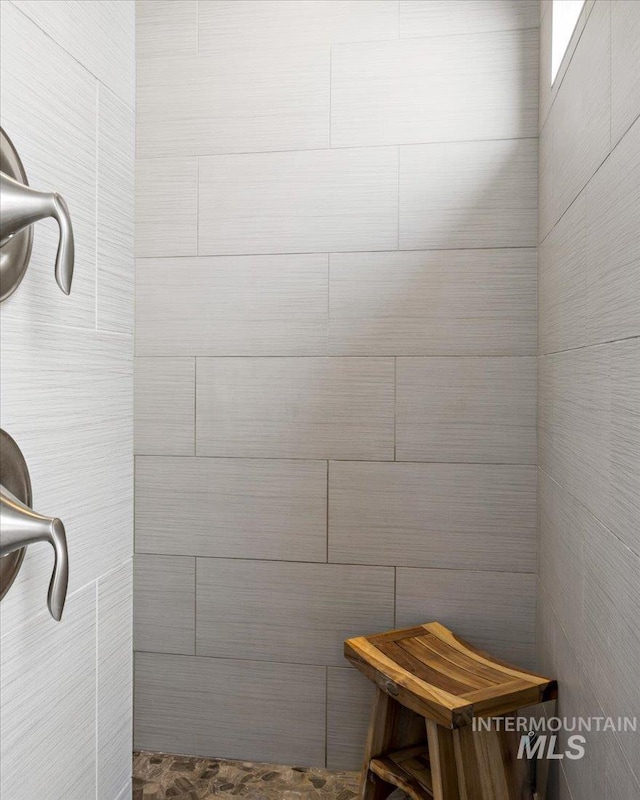 full bath featuring a tile shower