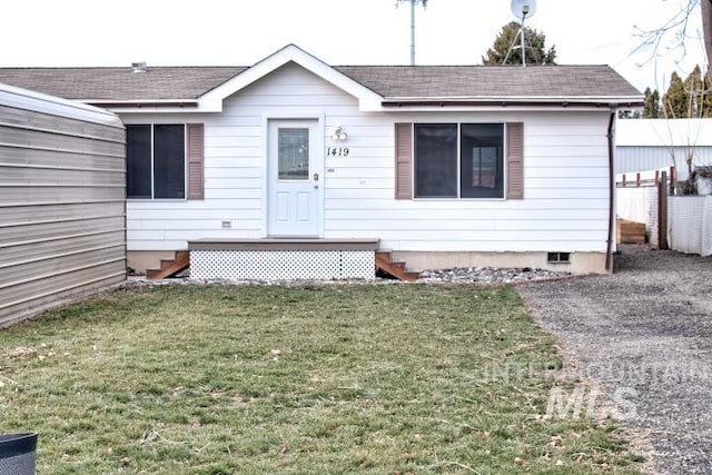 view of front of home featuring crawl space, roof with shingles, fence, and a front yard