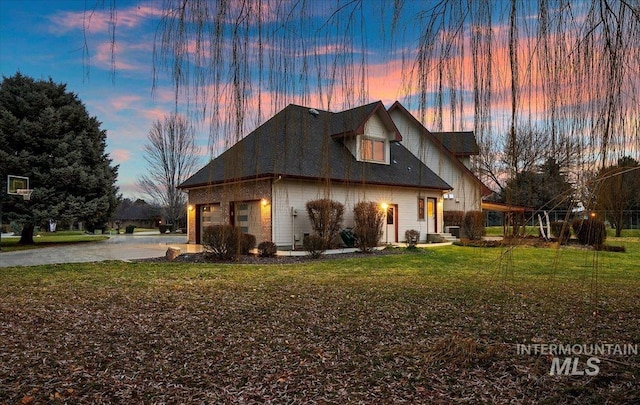 view of front of house featuring a yard