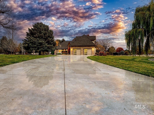 view of front of home featuring a yard and a garage