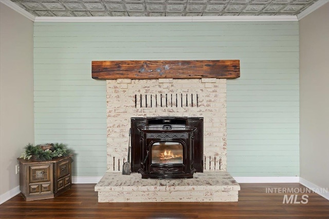 169W 200 N, Jerome, ID 83316 - detailed view of an ornate ceiling, ornamental molding, baseboards, wood finished floors, and wood walls