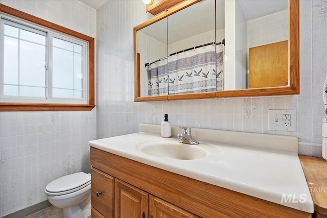 169W 200 N, Jerome, ID 83316 - bathroom featuring tile walls, vanity, toilet, and curtained shower